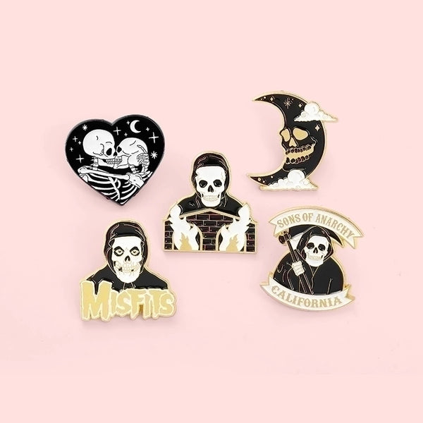 Hip-hop Moon Heart Shape Skull Alloy Plating Unisex Brooches